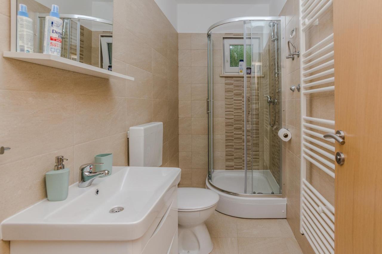 Apartmani Jadranka สตารีกราด-ปาเคลนีซา ภายนอก รูปภาพ